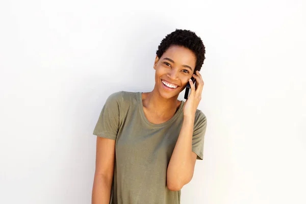 Negro mujer sonriendo con el teléfono celular — Foto de Stock