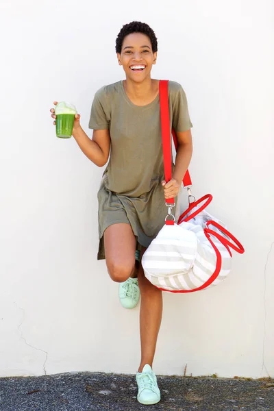 Mujer sonriendo con bolsa —  Fotos de Stock