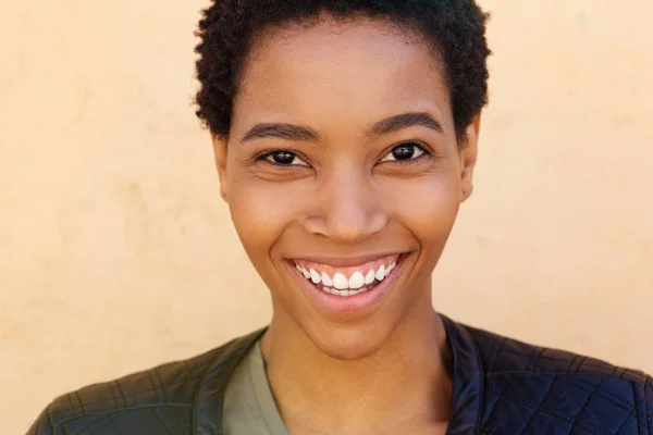 Joven mujer negra sonriendo — Foto de Stock