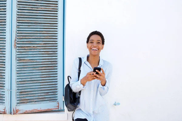 Frau mit Handy und Tasche — Stockfoto