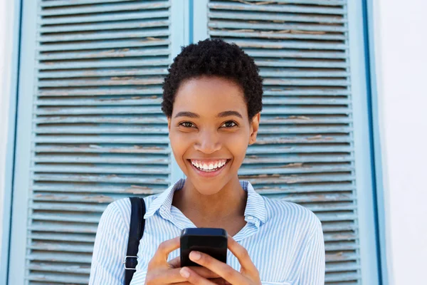 Mulher negra segurando telefone celular — Fotografia de Stock