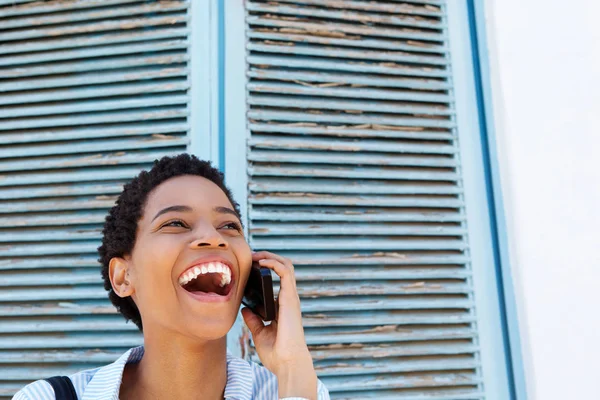 Mulher negra rindo — Fotografia de Stock