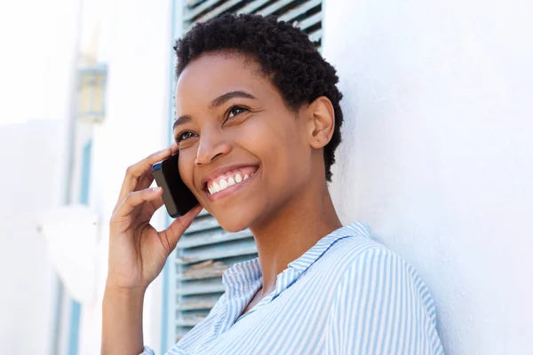 Kvinnan ler med mobiltelefon — Stockfoto