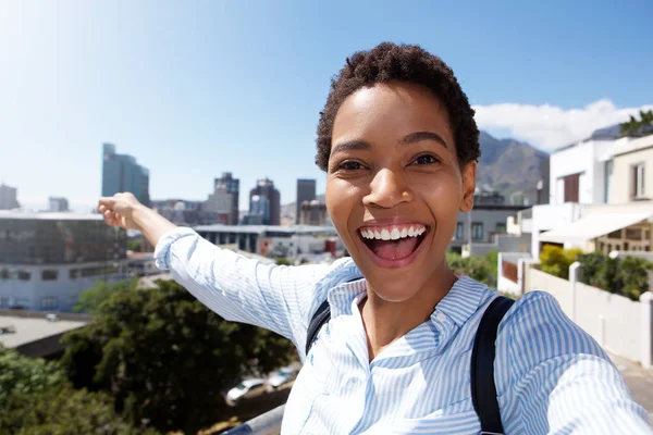 Woman taking selfie by city — Stock Photo, Image