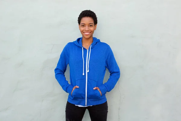 Vrouw met blauwe sweater — Stockfoto