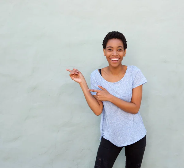 Mujer africana señalando los dedos — Foto de Stock