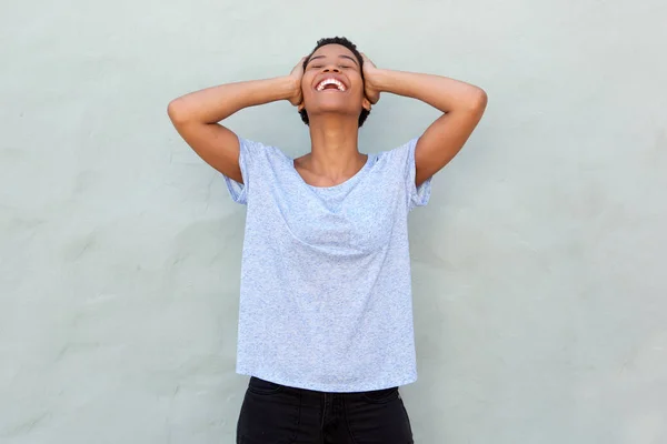 Mujer con manos detrás de la cabeza — Foto de Stock