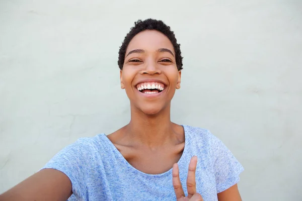 Jovem africana tomando selfie — Fotografia de Stock