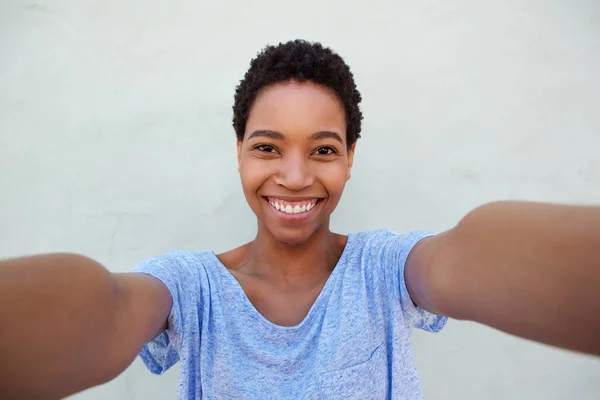 Czarna kobieta przy selfie — Zdjęcie stockowe