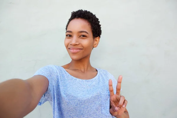 Vrouw die selfie neemt — Stockfoto