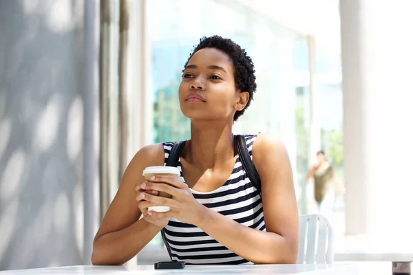 Mujer sentada en la cafetería — Foto de Stock