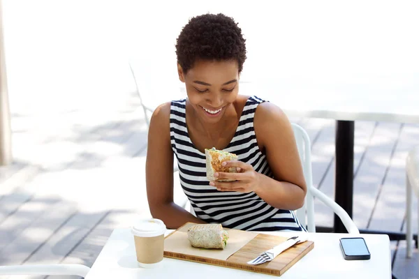 Kvinna äta smörgås — Stockfoto