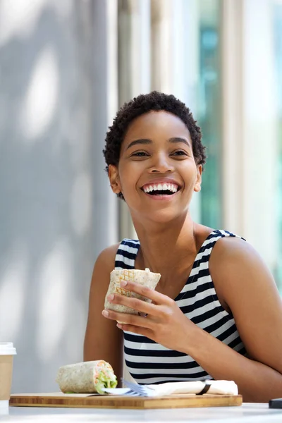 Sorrindo jovem mulher — Fotografia de Stock