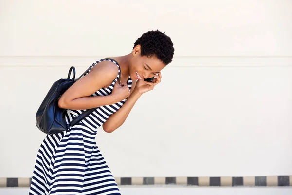 Mujer riendo con teléfono celular —  Fotos de Stock