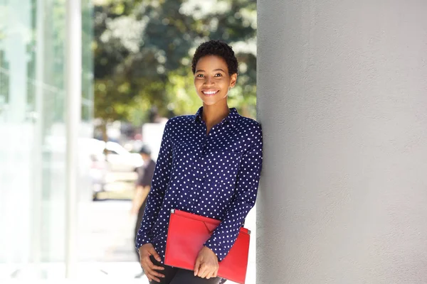 Mujer de negocios sonriendo afuera — Foto de Stock