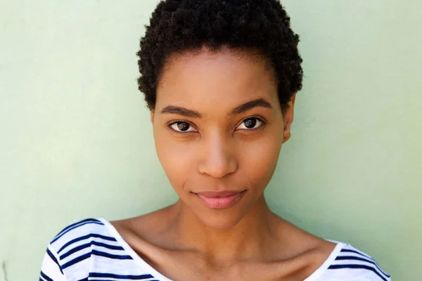 Mujer afroamericana mirando fijamente — Foto de Stock