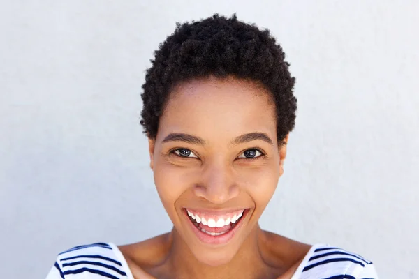 Afrikansk kvinna som skrattar — Stockfoto