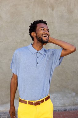 Başına el ile gülümseyen adam