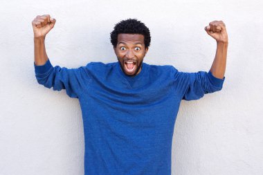 adam elleriyle kaldırdı