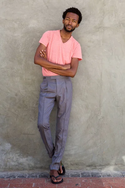 Homme debout avec les bras croisés — Photo