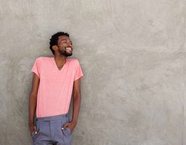 Man leaning against wall — Stock Photo, Image