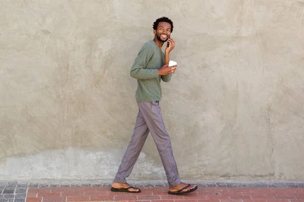 Hombre caminando con taza de café — Foto de Stock