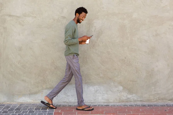 Mann läuft mit Smartphone — Stockfoto