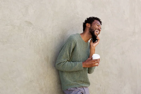 Hombre sosteniendo café y teléfono —  Fotos de Stock