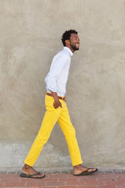 Homem andando e sorrindo — Fotografia de Stock