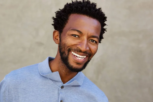 Hombre afroamericano sonriendo —  Fotos de Stock