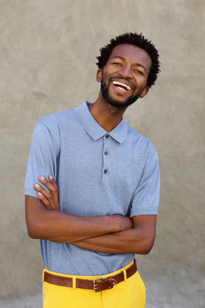 Hombre sonriendo con los brazos cruzados —  Fotos de Stock