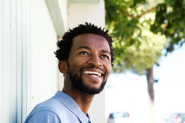 アフリカ系アメリカ人男の笑みを浮かべて — ストック写真