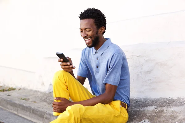 Smějící se muž, který držel telefon — Stock fotografie