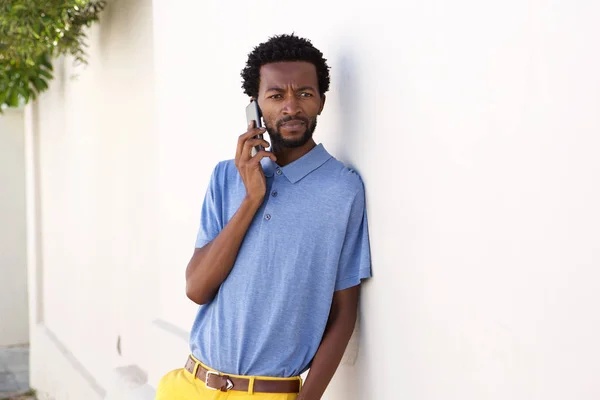 Hombre serio sosteniendo el teléfono — Foto de Stock