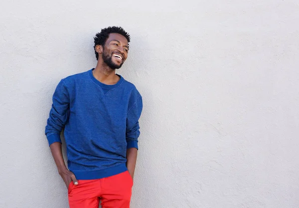 Man in rode broek lachend — Stockfoto