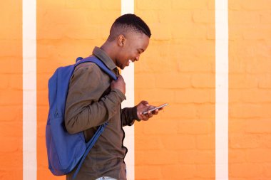 çantasıyla dolaşan adam 