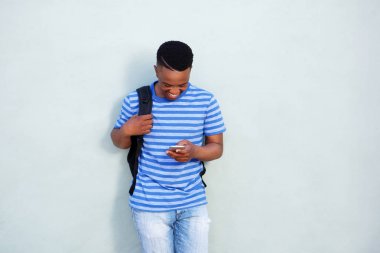 duvara karşı duran öğrenci 