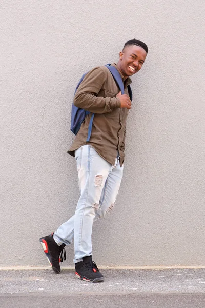 Усміхнений афроамериканський студент — стокове фото