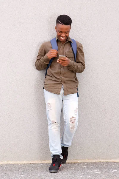 핸드폰으로 웃는 사람 — 스톡 사진