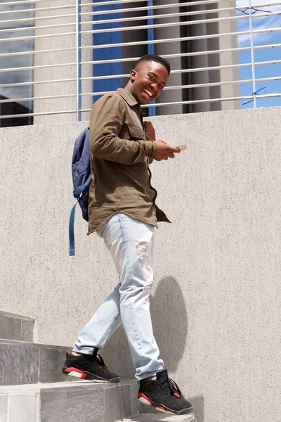 Estudiante masculino con teléfono celular —  Fotos de Stock