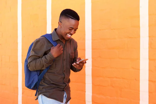 Усміхнений молодий чорний чоловік — стокове фото
