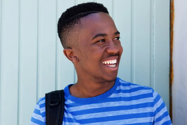 Sorrindo jovem homem negro — Fotografia de Stock