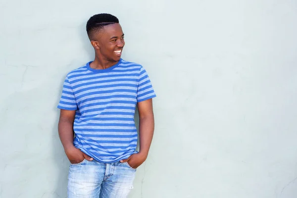 Lächelnder junger Afrikaner — Stockfoto