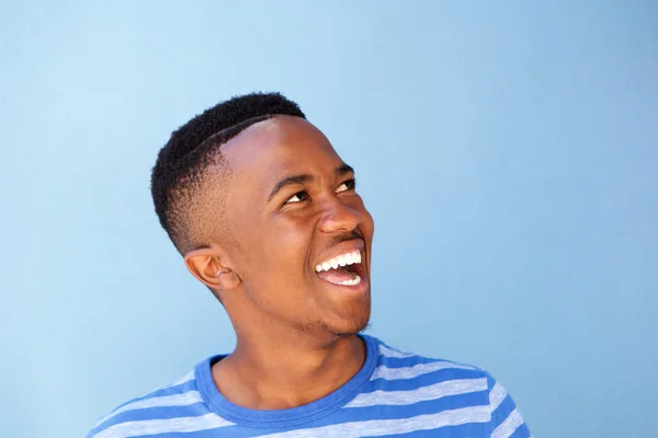 Hombre africano contra la pared azul — Foto de Stock