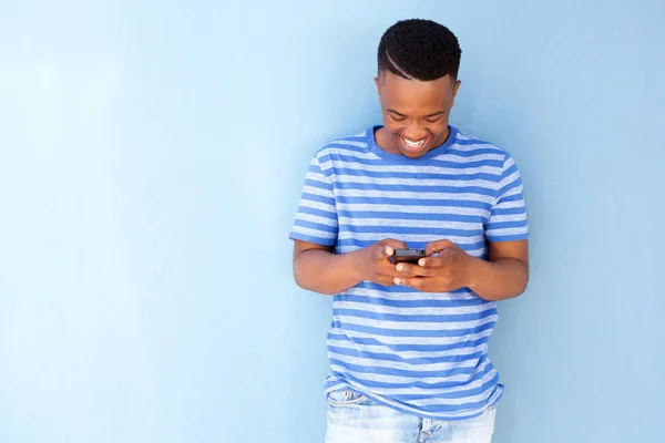 Man looking at cellphone — Stock Photo, Image