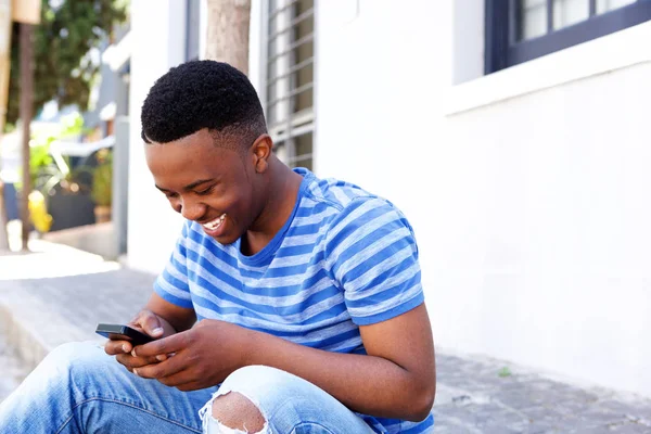 Homem olhando para o celular — Fotografia de Stock