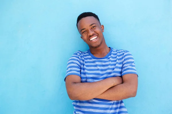 Homem encostado à parede azul — Fotografia de Stock