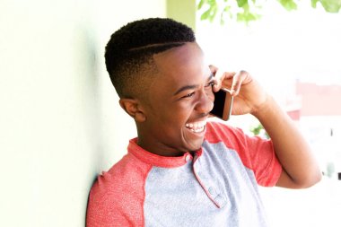 Adam cep telefonuyla konuşuyor.