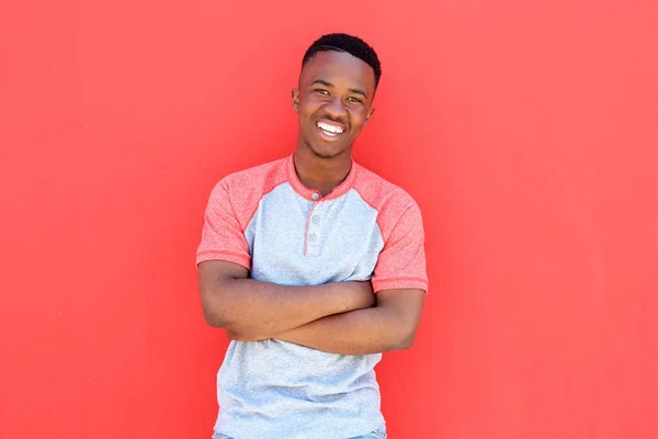 Homme souriant sur fond rouge — Photo