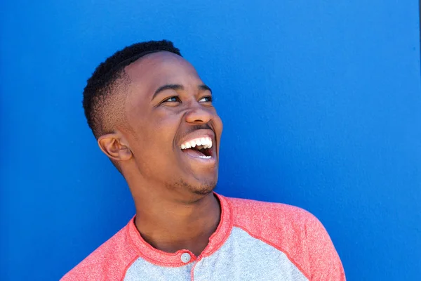 Mannen skrattar mot blå bakgrund — Stockfoto